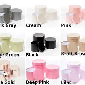 Pu&ograve; includere: Assortimento di scatole regalo rotonde in vari colori, tra cui grigio scuro, crema, rosa, verde salvia, nero, marrone kraft, oro rosa, rosa intenso e lilla. Le scatole sono impilate a coppie, con la scatola pi&ugrave; piccola sopra la scatola pi&ugrave; grande.