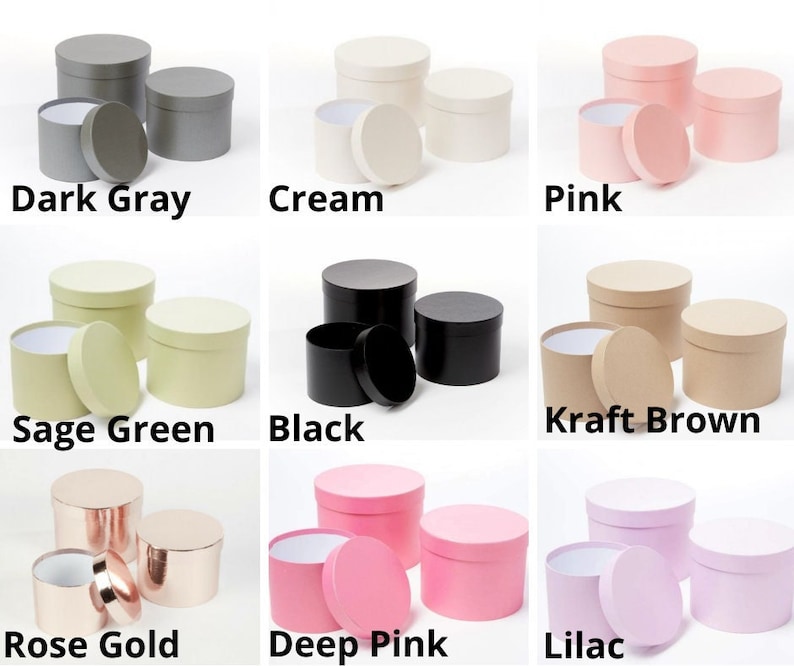 Pu&ograve; includere: Assortimento di scatole regalo rotonde in vari colori, tra cui grigio scuro, crema, rosa, verde salvia, nero, marrone kraft, oro rosa, rosa intenso e lilla. Le scatole sono impilate a coppie, con la scatola pi&ugrave; piccola sopra la scatola pi&ugrave; grande.