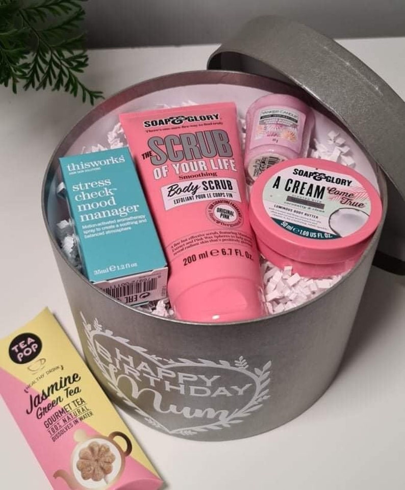 Pu&ograve; includere: Una scatola regalo argentata con una scritta bianca che dice "Buon compleanno Mamma". La scatola contiene uno scrub corpo rosa, una crema corpo rosa, un gestore dell'umore di controllo dello stress blu e una bustina di t&egrave; rosa. La bustina di t&egrave; &egrave; etichettata "T&egrave; verde al gelsomino T&egrave; gourmet 100% naturale Si scioglie in acqua".