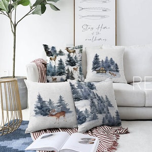 Set di 4 federe per cuscini di tendenza invernale/Decorazione per la casa con cervi e pini di Natale/Cuscino con casa sotto la neve/Copricuscino natalizio/Cuscino decorativo natalizio