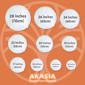 Op de afbeelding: Een grafiek met verschillende maten ronde vloer kussens in inches en centimeters. De kussens zijn wit en pluche. De grafiek is op een perzikkleurige achtergrond met een bloemenpatroon. De tekst "AKASIA Touch Your Dreams" staat onderaan de grafiek.