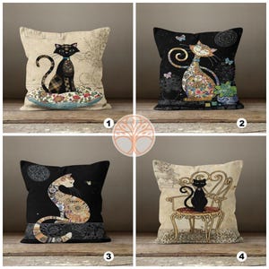 Op de afbeelding: Vier decoratieve kussenhoezen met zwarte katten in verschillende poses. De kussens zijn allemaal vierkant en hebben een witte achtergrond met een zwarte rand. Het eerste kussen heeft een kat die op een bloemkussen zit. Het tweede kussen heeft een kat die opgerold ligt met een vlinder. Het derde kussen heeft een kat die op een stoel zit. Het vierde kussen heeft een kat die op een bloemkussen zit.