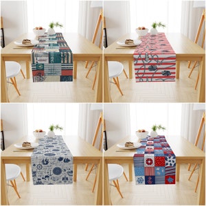 Peut inclure: Quatre designs différents de chemins de table sur le thème nautique. Les motifs comprennent un motif d'ancre bleu et blanc, un motif de corde rouge et blanc, un motif de boussole bleu et blanc et un motif patchwork rouge, blanc et bleu.
