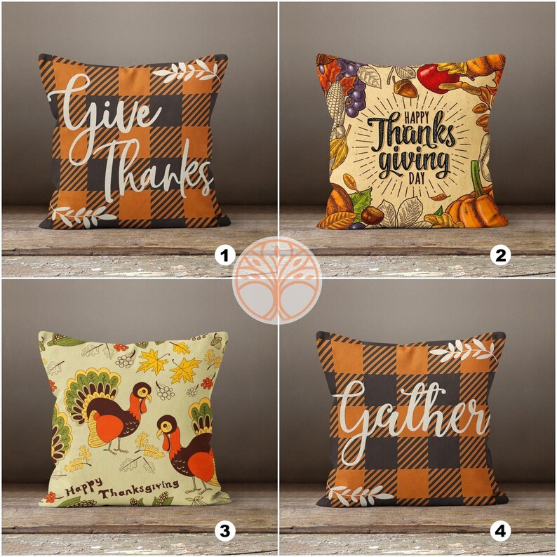 Może przedstawiać: Cztery r&oacute;żne poszewki na poduszki w stylu Dnia Dziękczynienia. Pierwsza poszewka jest w kratę pomarańczowo-czarną z napisem "Give Thanks". Druga poszewka jest beżowa z jesiennym motywem zbior&oacute;w i napisem "Happy Thanks Giving Day". Trzecia poszewka jest beżowa z indykiem i jesiennymi liśćmi i napisem "Happy Thanksgiving". Czwarta poszewka jest w kratę pomarańczowo-czarną z napisem "Gather".