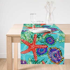 Peut inclure: Un chemin de table turquoise avec un motif coloré de vie marine. Le motif présente des étoiles de mer rouges, des algues vertes et des anémones violettes et bleues. Le chemin de table est parfait pour ajouter une touche de fantaisie à votre table à manger.