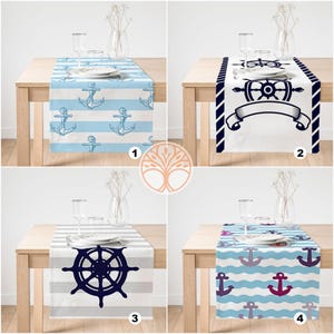 Peut inclure: Quatre designs différents de chemins de table sur le thème nautique. Le premier chemin de table présente des ancres bleues sur un fond rayé blanc et bleu clair. Le deuxième chemin de table présente un volant de direction bleu marine avec une bannière et des rayures. Le troisième chemin de table présente un volant de direction bleu marine sur un fond rayé blanc et gris. Le quatrième chemin de table présente des ancres rouges et bleues sur un fond rayé blanc et bleu clair avec un motif ondulé.