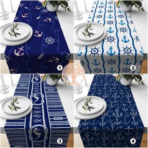 Peut inclure: Quatre designs différents de chemins de table sur le thème nautique. Les motifs comprennent des ancres, des cordes, des hippocampes et des volants. Les chemins de table sont tous bleus et blancs.