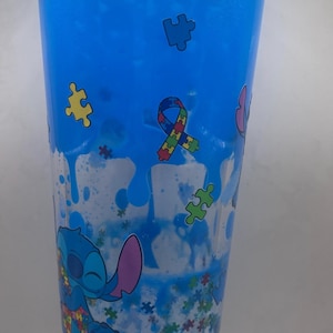 Puede incluir: Una taza de cer&aacute;mica blanca con un asa negra y el texto "But First, Coffee" en negrita negra. La taza se encuentra sobre un fondo borroso, sugiriendo un ambiente acogedor.