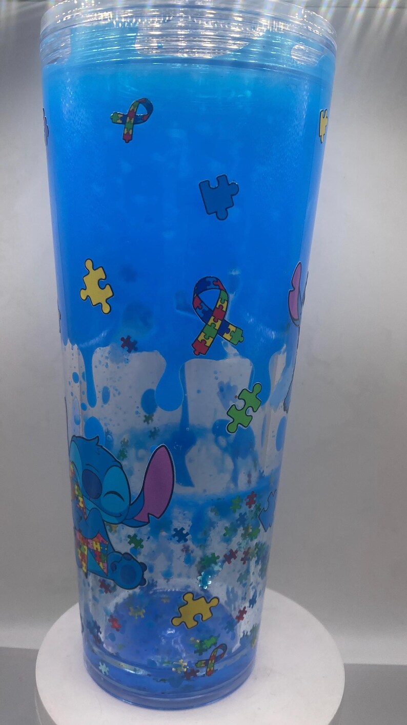 Puede incluir: Una taza de cer&aacute;mica blanca con un asa negra y el texto "But First, Coffee" en negrita negra. La taza se encuentra sobre un fondo borroso, sugiriendo un ambiente acogedor.