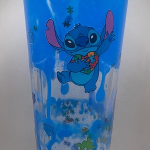 Puede incluir: Un letrero de madera r&uacute;stica con el texto "Welcome to our home" en letras blancas. El letrero presenta un acabado envejecido y un dise&ntilde;o sencillo y acogedor, perfecto para la decoraci&oacute;n de la entrada.