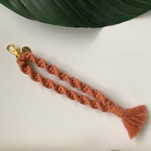 Chaveiro de pulso torcido terracota com charme inicial | Chaveiro Inicial | Chaveiro de letras | Nome Chaveiro