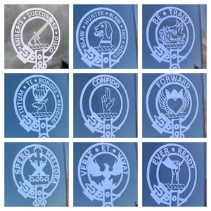 Puede incluir: Nueve diseños circulares blancos con texto negro e imágenes. Los diseños están sobre un fondo azul. El texto incluye las palabras "Miseris Succurre", "Hunter Blaw", "Be Traist", "Tutum Te Robore", "Confido", "Forward", "Spero Meliora", "Verit Et Vivat", y "Ever Ready".
