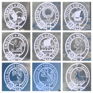 Könnte beinhalten: Neun weiße kreisförmige Designs mit schwarzem Text und Bildern darin. Die Designs befinden sich auf einem weißen Hintergrund mit blauem Himmel im Hintergrund. Der Text enthält Sätze wie "Touch Not The Cat", "Grace Me Guide" und "Spem Successus Alit".