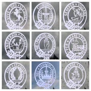 Op de afbeelding: Negen witte ronde ontwerpen met zwarte tekst en afbeeldingen. De ontwerpen zijn op een grijze achtergrond. De tekst bevat zinnen als "VIVE DEO ET VIVES", "CUIMHNICH", "SEMPER VIGILANS", "INSPERATA FLORUIT", "NE PARCUS NEC SPERNAS", "PER MARE PER TERRAS", "FIDE ET OPERA", "NEC TEMPORE NEC FATO" en "GARDE BIEN".