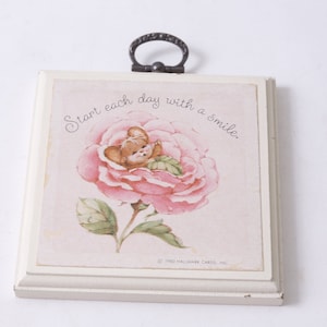 1980, Hallmark Cards, Targa, Fiori, Rose, Topo, Sorriso, Bianco, Appeso al muro, Casa, Interno, Arredamento, Vintage, ~20-02-67