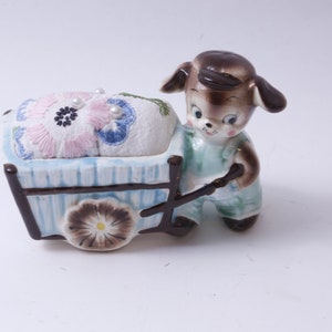 Welpe mit Wagen, Keramikfigur, Nadelkissen, Nähen, Soft Surface, Blau, Tabletop, Craft, Collection, ~ 20-01-939