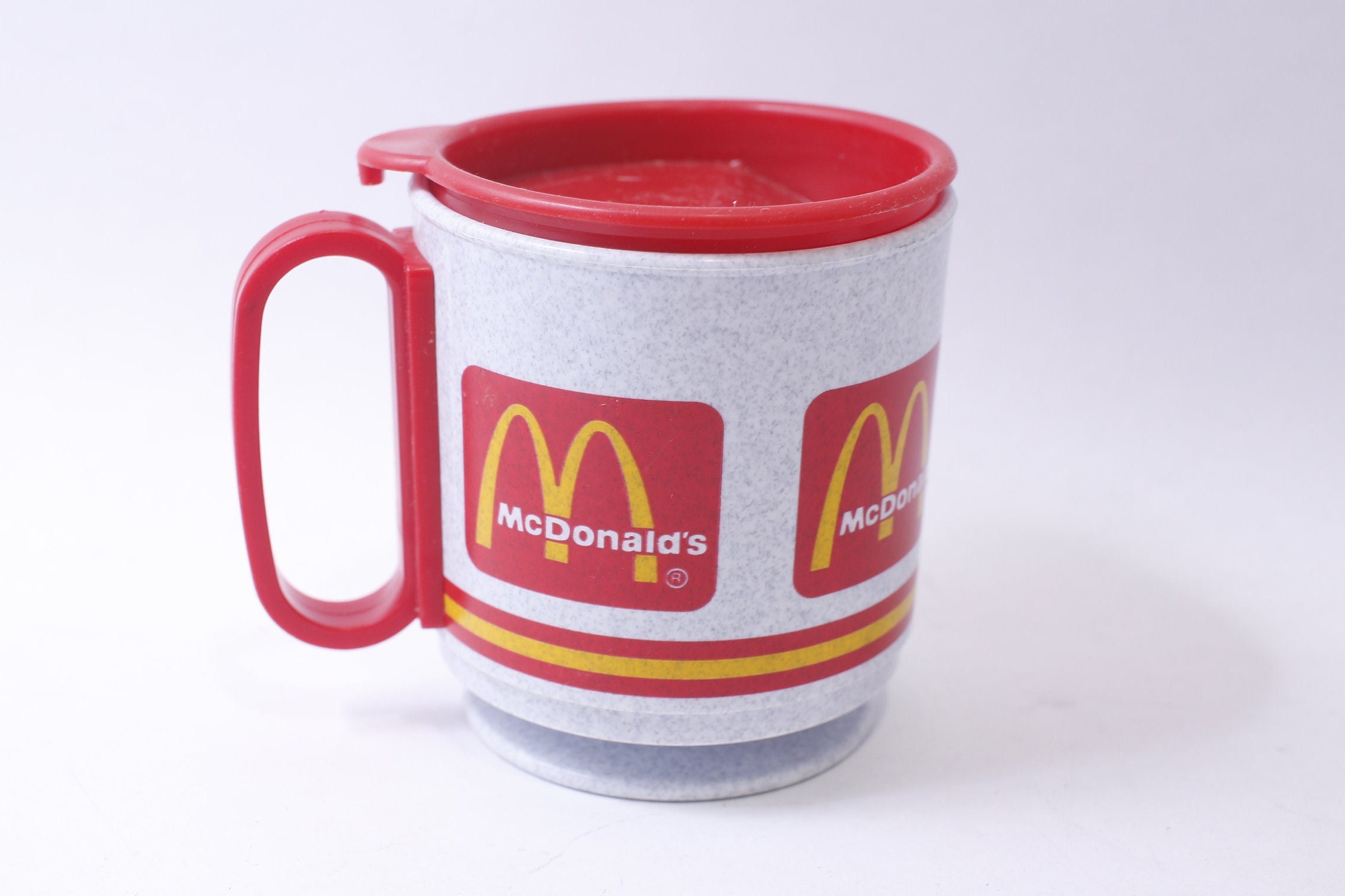 マクドナルド、蓋付きトラベルマグ、グレーレッド、プラスチックカップ