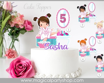 Puede incluir: Un adorno para pastel con una niña en una bata rosa con un baño azul y un tocador con maquillaje y un espejo. El adorno para pastel está personalizado con el nombre "Sasha" y el número "5".