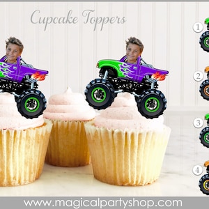 Op de afbeelding: Vier monstertruck cupcake toppers met verschillende kleurschema's. De toppers hebben een monstertruck met vlammen en een kindergezicht op de bestuurdersstoel. De toppers zijn genummerd van 1 tot en met 4.