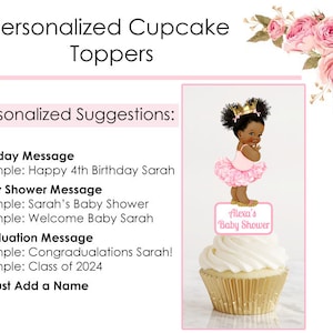 Op de afbeelding: Een cupcaketopper met een zwart meisje dat een roze tutu en een gouden kroon draagt. De cupcaketopper staat op een cupcake met witte frosting en een gouden cupcakevorm. De cupcaketopper heeft een bordje met de tekst "Alexa's Baby Shower".