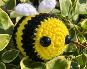 Buzzing Bumble Bee /& Flower Monogram Scarf Black Warm Fleece Gardener Gift NWT!