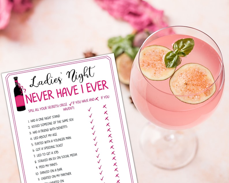 Pode incluir: Um cart&atilde;o de jogo imprim&iacute;vel "Nunca fiz" com um gr&aacute;fico de garrafa de vinho rosa e uma lista de 11 perguntas. O cart&atilde;o &eacute; projetado para uma noite de meninas.