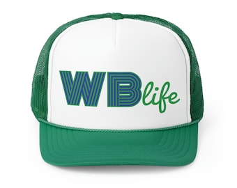 Op de afbeelding: Groene en witte truckerpet met de tekst "WB life". De voorkant is wit met "WB" in blauwe en groene strepen. Het woord "life" is in groen cursief geschreven. De pet heeft een groene mesh achterkant en een groene klep.