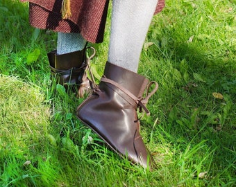 Bottes médiévales unisexes, chaussures historiques faites main en cuir naturel marron foncé, bottes viking etno, costume de festival, fer à main, renaissance