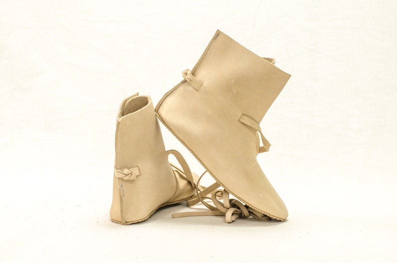 Medeltida skor, renässanskängor, damskor, vikingaskor, handgjorda accessoarer, naturläder, herrkostymkängor Beige