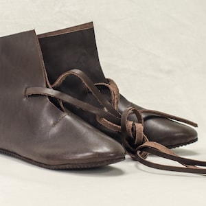 Medeltida skor, renässanskängor, damskor, vikingaskor, handgjorda accessoarer, naturläder, herrkostymkängor Dark brown