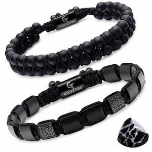 Puede incluir: Dos pulseras negras con una etiqueta de logo GT Collection. La pulsera superior tiene dos filas de cuentas negras mate tejidas con cordón negro. La pulsera inferior presenta cuentas cuadradas negras y dos acentos cuadrados con cristales negros, además de una piedra negra y blanca.