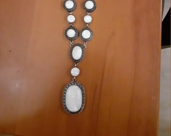 Long necklace in steel and mother of pearl