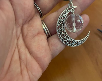 Halve maan hanger met bergkristal