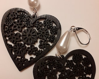 Houten oorbellen in de vorm van een hart