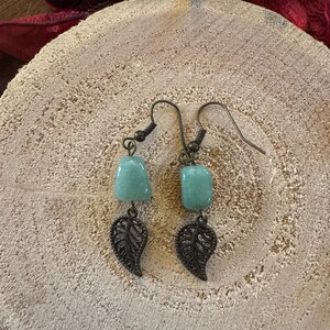Handcrafted earrings with green stone and bronze leaf pendant – Boho Chic
