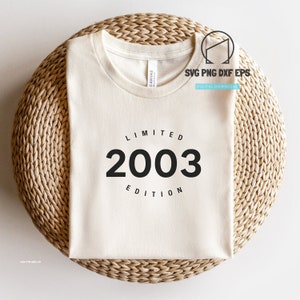 Può includere: Una maglietta bianca con la scritta "LIMITED 2003 EDITION" stampata in nero.