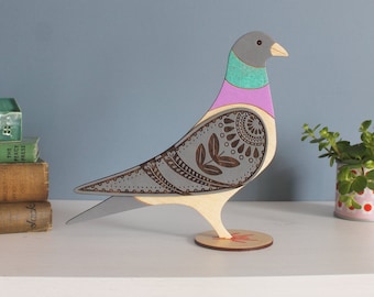 木製の鳩の立像飾り - 手描き