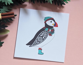 冬のパフィンのクリスマスのお祝いのグリーティングカード