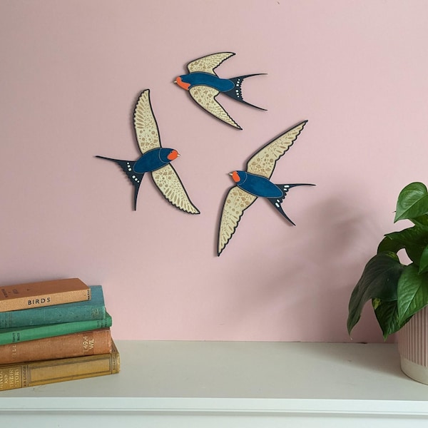 Golondrinas de granero voladoras pintadas a mano en madera - Adornos de pared