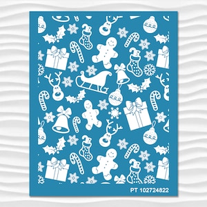 Op de afbeelding: Een blauwe achtergrond met witte kerstthema-illustraties. De illustraties omvatten een peperkoekman, een rendier, een sok, een bel, een snoepstok, een cadeau, een sneeuwvlok, een kerstboom en een kerstbal.