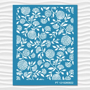 Può includere: Motivo floreale bianco su sfondo blu. Il motivo presenta fiori e foglie stilizzati. Il testo "PT 1215260922" è in basso nell'immagine.