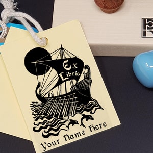 Timbre Ex Libris personnalisé, Plaque de presse d’impression personnalisée, Timbre de bibliothèque personnalisable, Timbre cadeau personnalisé, Dauphins de voilier, -0030270220