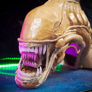 Máscara de guerrero xenomorfo hecha de cartón PLANTILLAS