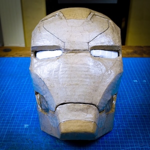 Casco de Iron Man hecho de cartón PLANTILLAS