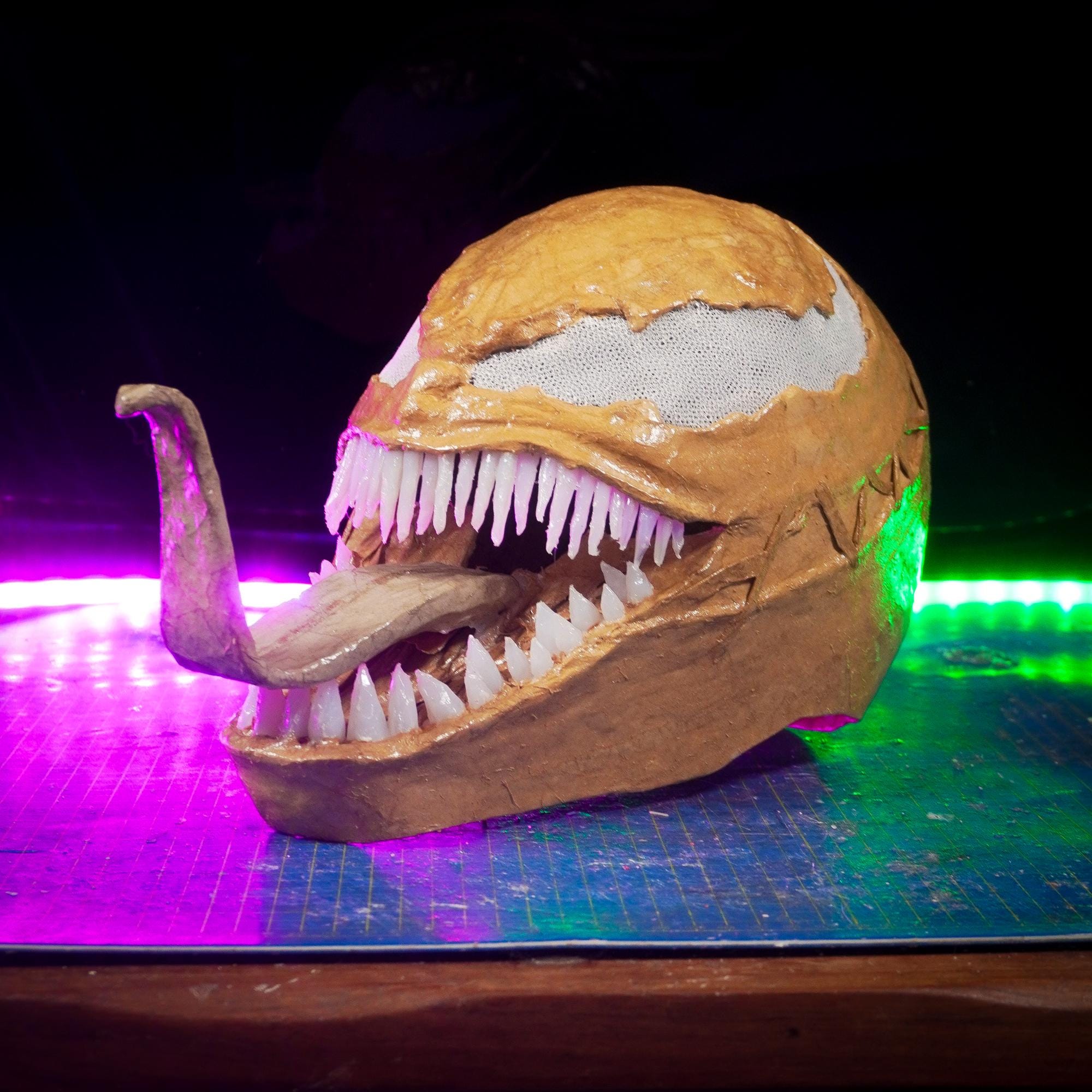 段ボールで作ったヴェノムマスクのテンプレート - Etsy 日本