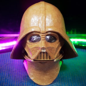 Casco de Darth Vader hecho de cartón PLANTILLAS
