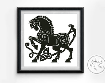 Puede incluir: Patrón de punto de cruz en blanco y negro de un caballo estilizado con detalles intrincados. El caballo se representa de pie con la cabeza girada hacia un lado. El patrón está enmarcado en un marco negro.