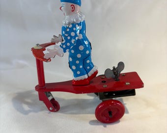 Lenezarugyar Hungry Roli Zoli tin litho wind up clown on scooter