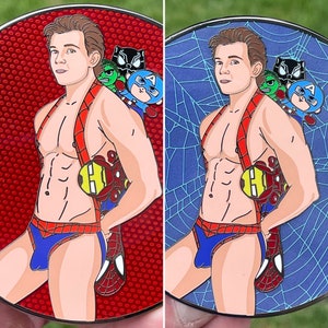 Puede incluir: Un pin de esmalte rojo y azul con un personaje de dibujos animados que lleva un traje de superhéroe rojo y azul con un diseño de telaraña. El personaje sostiene una telaraña roja y azul. El personaje está rodeado de otros personajes de dibujos animados, incluido un personaje verde con un traje rojo y azul y un personaje azul con un traje rojo y azul.