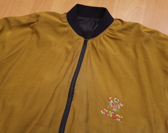 Blouson aviateur zippé Gucci vintage des années 1990 avec logo brodé arc-en-ciel multicolore veste carrée coupe-vent or noir convient à la taille L/XL